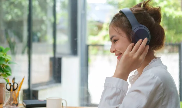 Pretty Young Woman Listening Music Wireless Headphone Relaxing Her Workplace — Foto Stock