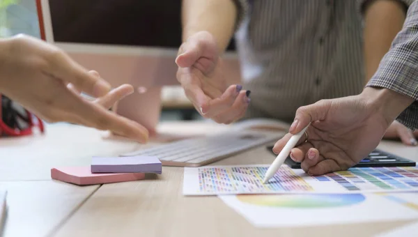 Gruppe Junger Kreativer Mitarbeiter Arbeitet Gemeinsam Neuem Startup Projekt — Stockfoto