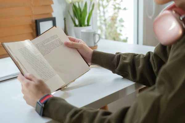 Genç Bir Adamın Parlak Oturma Odasında Kitap Okuduğu Hafta Sonları — Stok fotoğraf