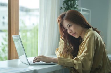 Stresli iş kadını projeyle ilgili sorunlar yaşıyor.