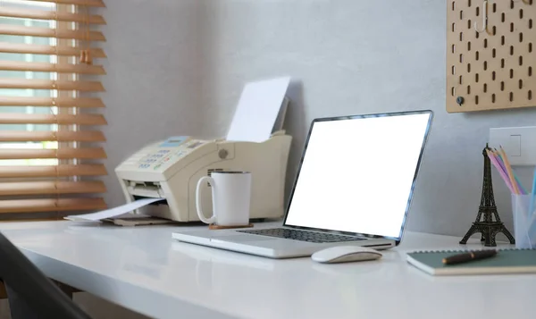 Meja Kantor Komputer Laptop Dengan Layar Kosong Cangkir Kopi Dan — Stok Foto
