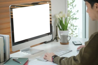 Bilgi arayan genç adam, modern merkez büroda çalışıyor..