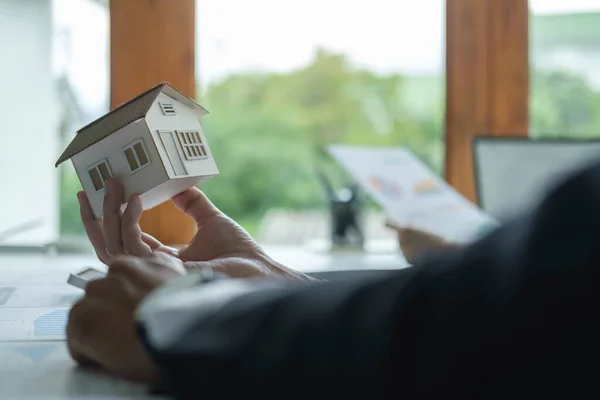 Genç adam emlakçıyla finansal sözleşme imzalıyor..