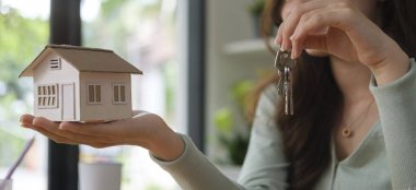 Kesilmiş vurulan emlak komisyoncusu kontratı imzaladıktan sonra müşteriye anahtarları veriyor..