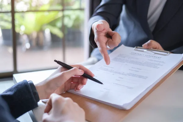 Anlaşma belgelerini imzalamak için müşteriye teslim eden avukat. Hukuk hizmetleri, danışmanlık, adalet ve hukuk kavramı.