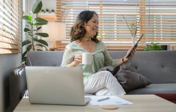 Bella Donna Matura Seduta Luminoso Soggiorno Utilizzando Tablet Digitale Navigare — Foto Stock