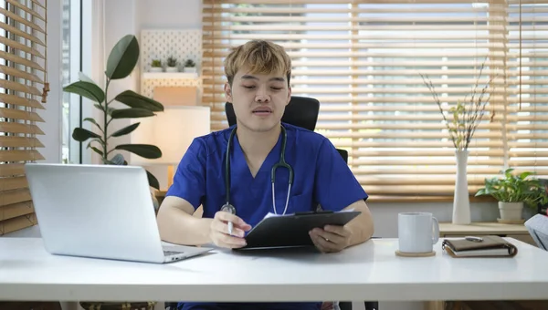 Smiling Doctor Nurse Stethoscope Working Hospital Medicine Technology Healthcare Concept — Stockfoto