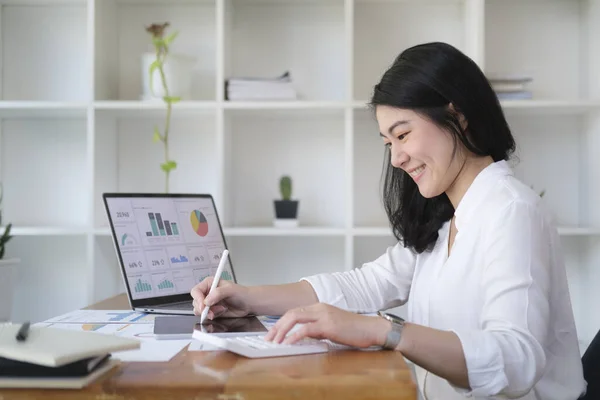 Smiling Businesswoman Working Laptop Computer Using Calculator Check Statistics Projections — ストック写真