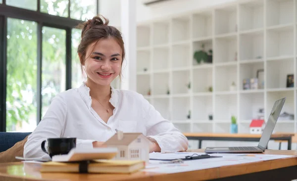 Beautiful Young Businesswoman Working Financial Reports Her Workplace — 图库照片
