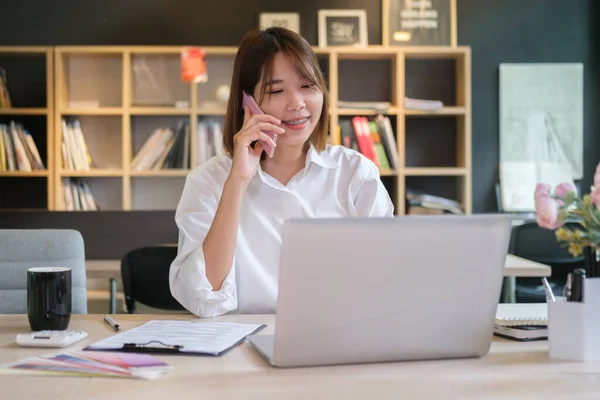 Young Business Woman Talking Mobile Phone Consulting Client While Working — Foto de Stock