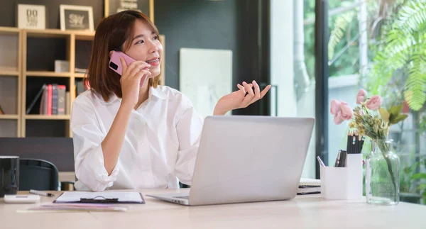 Professional Businesswoman Having Phone Conversation Her Business Partner — ストック写真