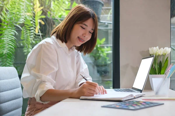 Güzel Asyalı Kadını Dizüstü Bilgisayar Kullanıyor Ofis Masasındaki Mali Belgeleri — Stok fotoğraf