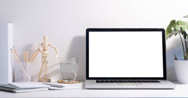 Boş ekran, kahve fincanı ve saksı bitkisi olan bilgisayar bilgisayarı. Merkez Ofis.