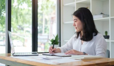Ofisteki işadamları, şirketin geleceği için bir strateji planlıyorlar..