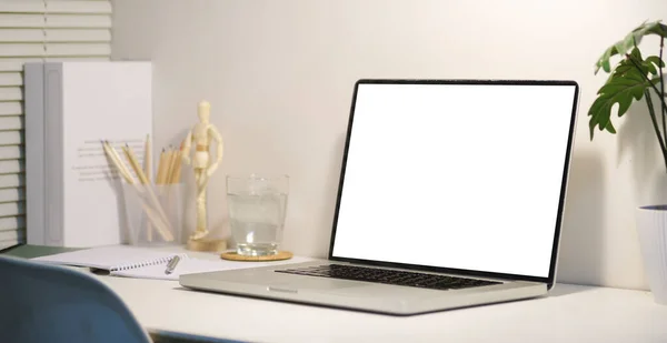 ノートパソコン 水のガラス 本や白いオフィスの机の上に鉢植え 広告テキストのための空の画面 — ストック写真