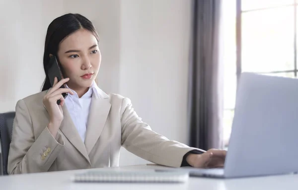 Kadını Ofiste Otururken Cep Telefonuyla Konuşuyor — Stok fotoğraf