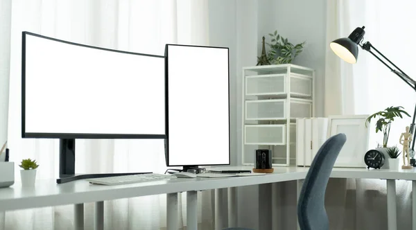 现代工作场所 白色桌子上有巨大的弯曲和垂直的计算机显示器 空白屏幕为您的广告文本 — 图库照片