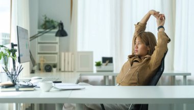 Ellerinizi başınızın arkasında sakince tutun rahat bir ofis koltuğunda rahatlayın, işinizden memnun hissedin..