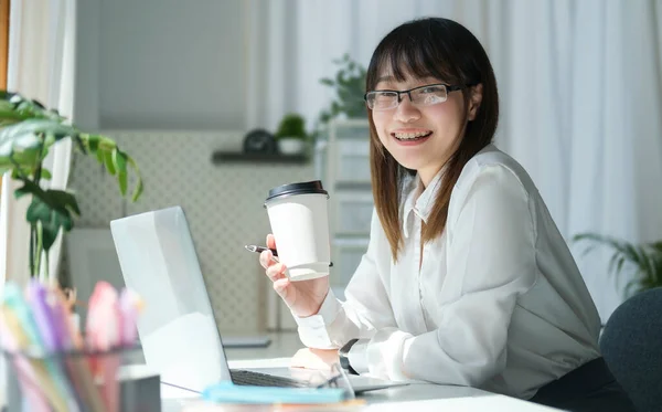 Allegro Asiatico Businesswoman Holding Paper Cup Coffee Smiling Camera While — Foto Stock