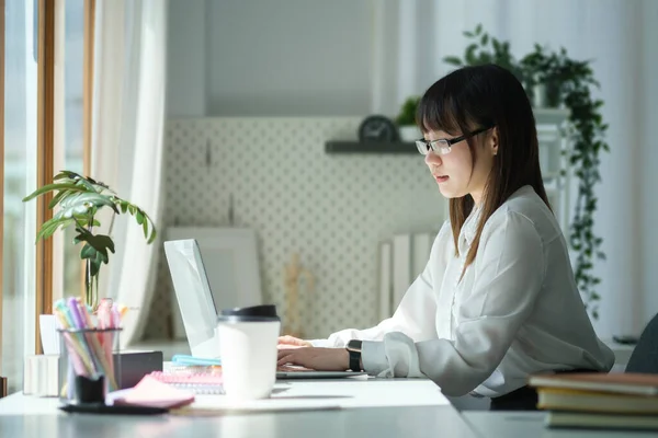 Vista Laterale Giovane Donna Affari Utilizzando Computer Portatile Che Lavora — Foto Stock