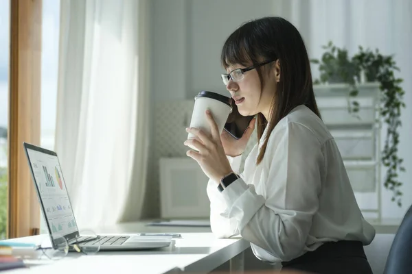 Giovane Dipendente Donna Asiatica Che Utilizza Computer Portatile Ufficio Moderno — Foto Stock