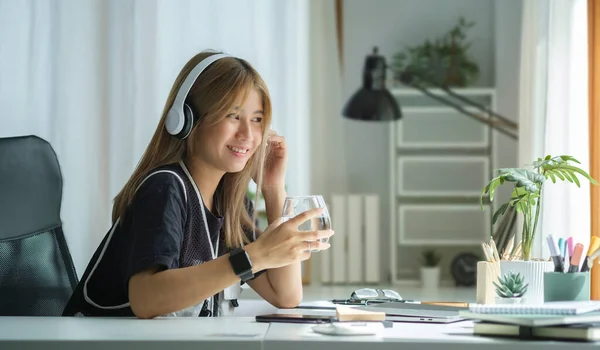 Щаслива Молода Жінка Слухає Музику Бездротових Навушниках Відпочиває Своєму Робочому — стокове фото