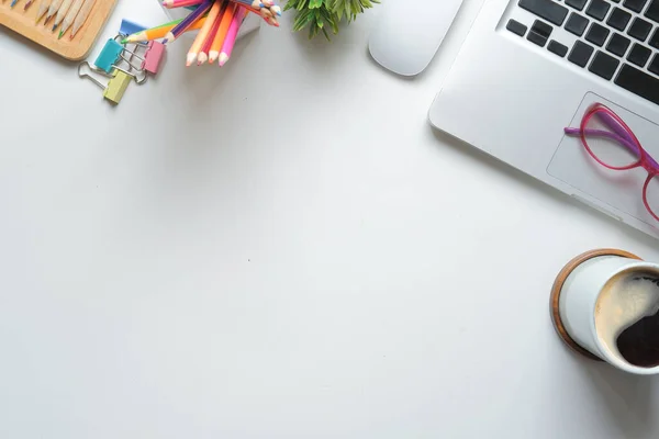 Laptop Von Oben Brille Kaffeetasse Und Schreibwaren Auf Dem Schreibtisch — Stockfoto