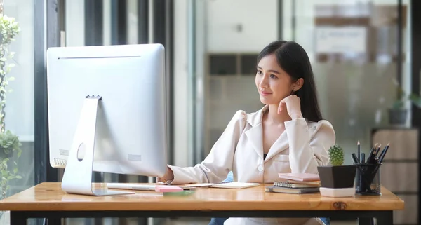 Çekici Genç Kadını Bilgisayar Ekranına Bakıyor Parlak Ofiste Proje Üzerinde — Stok fotoğraf