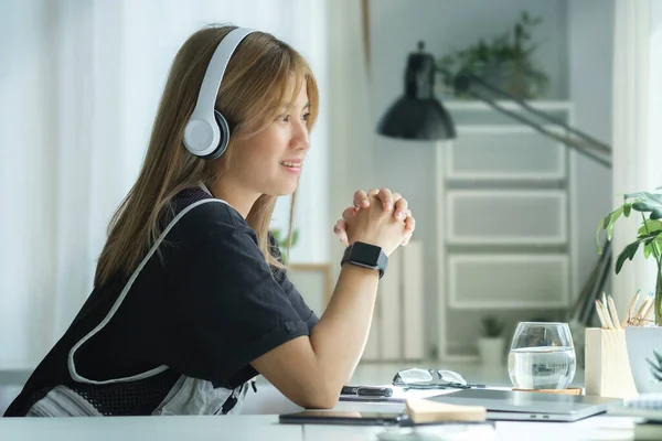 Bella Giovane Freelance Femminile Che Ascolta Musica Cuffie Wireless Guarda — Foto Stock