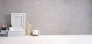 Boş çerçeveli, kitaplı, kahve fincanlı ve kaktüslü en az iş yeri. Metnin için boşluk kopyala.