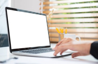 Dizüstü bilgisayarda daktilo yazarken insan eli görüntüsünü kapat. Reklam metniniz için boş ekran.