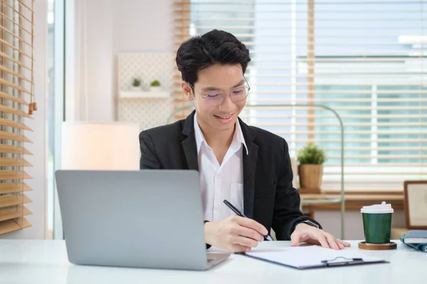 Glimlachende Jonge Zakenman Met Laptop Handtekeningdocument Wit Bureau — Stockfoto