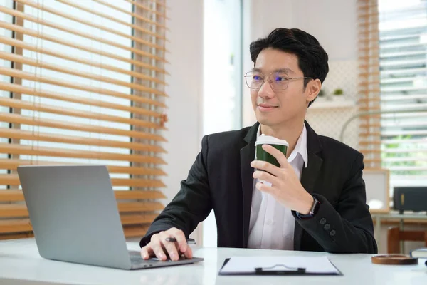 Zamyšlený Mladý Start Business Muž Pití Kávy Používání Notebooku Moderní — Stock fotografie