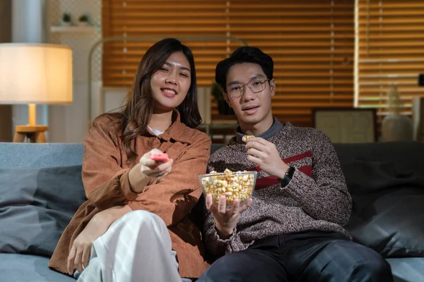 Joyeux Jeune Couple Regardant Film Mangeant Pop Corn Dans Éclairage — Photo