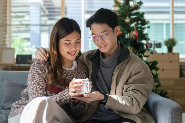 Adorable Jeune Couple Câlinant Boire Chocolat Chaud Pendant Les Vacances — Photo