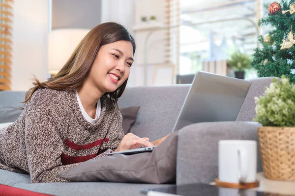 Glückliche Junge Frau Auf Sofa Liegend Und Mit Laptop Geschmückten — Stockfoto