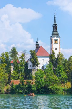 Bled Gölü, Slovenya - 20 Ağustos 2018: Mary Church 'ün yazları Bled Island' da varsayımına dikey bir bakış