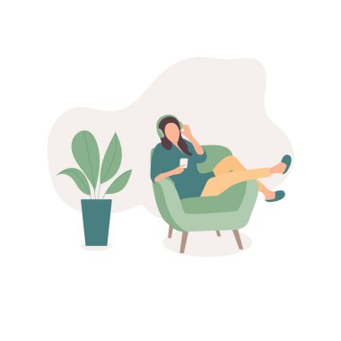 Sıradan bir kadın beyaz arka planda izole edilmiş müzik dinliyor.