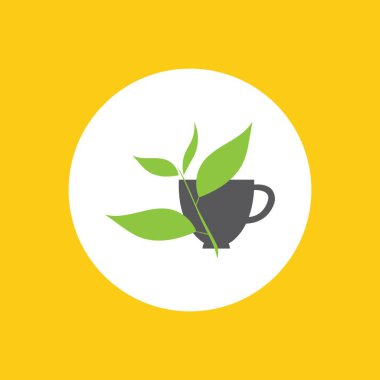 Sarı arka planda bir fincan yeşil çay yaprağı