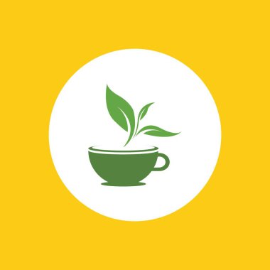 Sarı arka planda bir fincan yeşil çay yaprağı