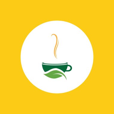 Sarı arka planda bir fincan yeşil çay yaprağı