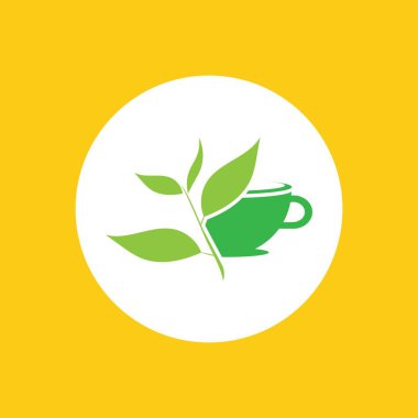 Sarı arka planda bir fincan yeşil çay yaprağı