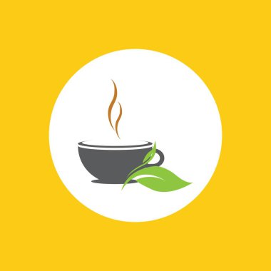 Sarı arka planda bir fincan yeşil çay yaprağı