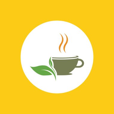 Sarı arka planda bir fincan yeşil çay yaprağı