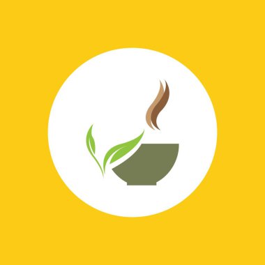 Sarı arka planda bir fincan yeşil çay yaprağı