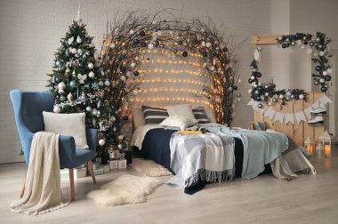 Yeni yıl arifesi mavi gözlüklerle ve büyük bir Noel ağacıyla.