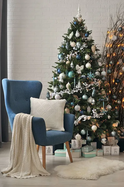 Interno Anno Nuovo Ombre Azzurre Con Grande Albero Natale — Foto Stock