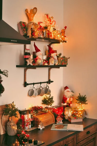 Kerst Keuken Decoratie Rode Kleuren Rechtenvrije Stockafbeeldingen