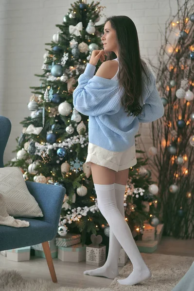 Красивая Девушка Свитере Рождественской Елки — стоковое фото