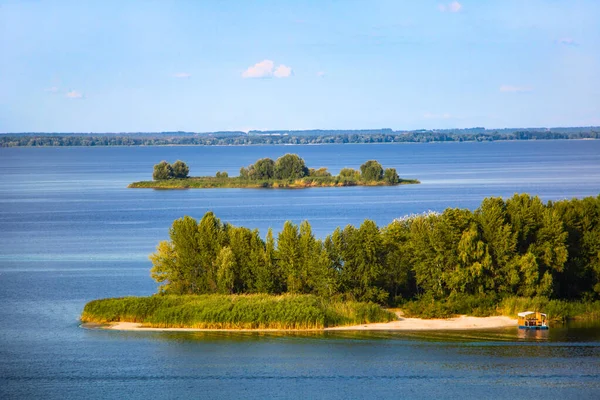 Adaları olan güzel bir yaz manzarası ve nehirde yüzen bir yüzen ev. Dnipro, Ukrayna. Nehirde güneşli bir gün..